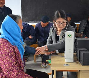 众博（中国）志愿者服务队义务为老人查体