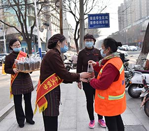 众博（中国）青年文明号为环卫工送奶茶