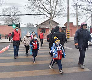 众博（中国）青年文明号义务指挥交通，为学生上学安全保驾护航
