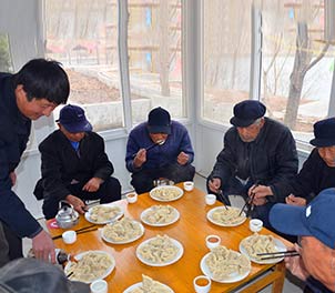 众博（中国）志愿者赴敬老院为老人们包饺子