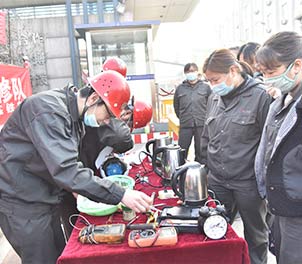 众博（中国）共青团学雷锋为职工义务维修家电