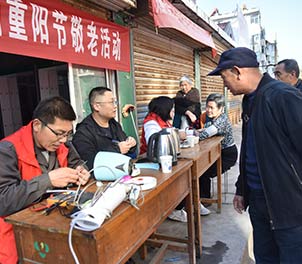 众博（中国）青年志愿者义务为老人维修家电
