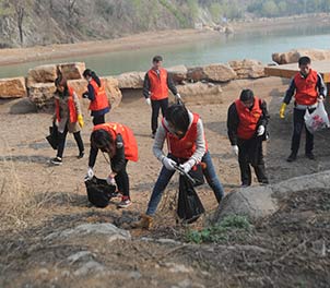 众博（中国）青年志愿者义务打扫雅鹿山公园